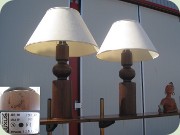 Luxus bordslampor i
                          brunbetsad furu, 70-tal