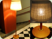 Golvlampa i teakfärgad ek med stor skärm
                          i beige textil och innerkupa i glas 60-tal