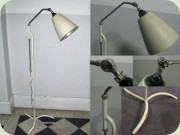 Höj- och sänkbar
                          golvlampa i krom och lackad metall med
                          tredelad fot och plåtskärm, 50-tal industri