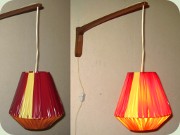 Vägglampa vridbar arm
                          i teak skärm klädd med plastband i mörkröd,
                          ljusgul och orange