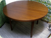 Runt matbord teak med
3 iläggsskivor, 60-tal, diameter 120 cm
maxlängd 240 cm