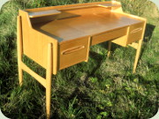 Skrivbord eller sminkbord ljus ek, 2
                          lådor samt uppfällbar spegel med fack under,
                          60-tal