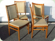 Fyra stolar i ljus
                          valnöt, sits och ryggbricka klädd i beige
                          textil 60-tal troligtvis från Skaraborgs
                          Möbelindustri Tibro