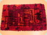 Small rug in red