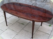 Ovalt soffbord mörk
                          mahogny med smäckra, vackert infattade ben