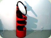 Sminkmöbel eller
                          hallmöbel röd med svarta plasthyllor och
                          vippbar oval spegel, ingår i serien Roulette
                          från Fröseke Nybrofabriken