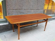 Rektangulärt soffbord
                          teak med svängda kanter i ek och ben i bok,
                          60-tal