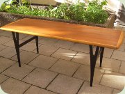 Soffbord i teak med kanter i ek och svartlackade, Y-formade ben