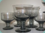 Låga vinglas och
                          likörglas i stålgrått glas, Björkshult 60-tal