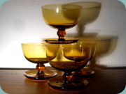 Coupeglas på fot brun/bärnstensfärgade