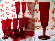 Reijmyre B6 röda
                          champagneglas av Monica Bratt