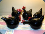 Fem svartglaserade keramikhönor