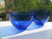 Koboltblå skålar i
                          tunt glas