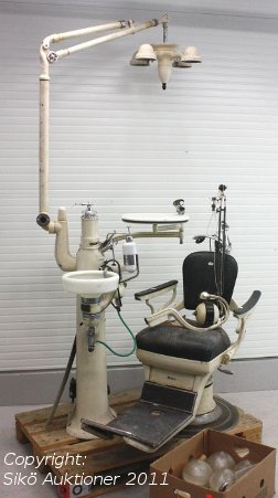 Unik tandläkarstol från 30-talet med originalbelysning och tillbehör