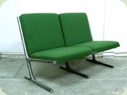 Grön soffa på
                          shakerben av aluminium