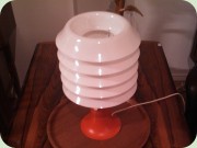 Röd bordslampa med vit
                          skärm, Fagerhults Belysning, 70-tal
