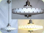 Diskusformad lampa i
                          opakt glas med kromade detaljer, 1930-tal