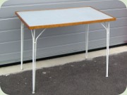 Balkongbord eller
                          matbord med vitmålade metallben och skiva i
                          ljusblått laminat