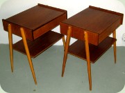 Paret nattduksbord i
                          teak med snedställda ben, tidningshylla och
                          låda, 50-tal eller 60-tal från Carlström &
                          Co.