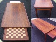 Soffbord i jakaranda
                          med vändbara utdragsskivor, den ena med
                          schackbräde. Dansk design av Tove & Edvard
                          Kindt Larsen för Seffle Möbelfabrik, 60-tal