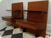 Vägghängda nattygsbord
                          i teak med låda och hylla, 50-tal
