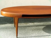 Capri ovalt soffbord i
                          teak med tidningshylla integrerad i skivan,
                          Johs Andersen Trensum