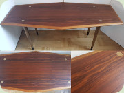 Soffbord med skiva i
                          teak med kanter i ek, avlång, sexkantig form,
                          beninfästningar i mässing och svärtade
                          benavslut, 50-tal