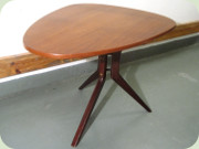 Äggformat soffbord i
                          teak med trebent underrede Möbelbolaget Tranås
                          modell 775