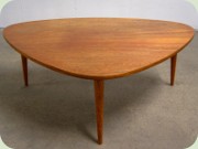 Soffbord i teak med
                          mjukt trekantig form och tre ben, 50-tal eller
                          60-tal