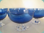 Blå dessertskålar med
                          klippt fot i klarglas