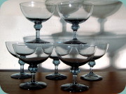 Eleganta coupeglas
                          eller champagneskålar i gråblå nyans högt ben
                          med kula