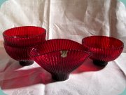 Gullaskruf Reffla 3
                          skålar och en vas i rött, Arthur Percy 50-tal