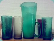 Tillbringare ock glas i grönt, rökfärgat
                          och lila spiralvridet glas, Lennart Andersson
                          för Gullaskruf