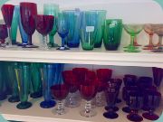 Diverse färgat glas,
                          bl.a. Reijmyre Lorry, Rosemarie, Tosca och
                          Björn
