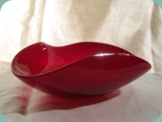 Skål med oregelbunden form, rött opakt
                          glas.
