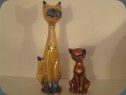 Katt i lysterglasyr
                          från Jema Ware, Holland samt katt i
                          kopparfärgad glasyr från Cortendorf