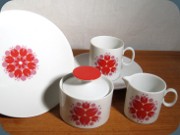 Kaffeservis från
                          Thomas Germany 60-tal eller 70-tal vit med
                          dekor i rött och rosa