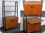 Bokhylla i teak med
skåp, utdragbar skrivskiva och svarta gavlar,
50-tal eller 60-tal