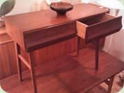 Hallbord i teak med
två lådor