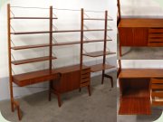 Fristående hyllsystem
i mahogny med skåp, lådor och skrivdel, 50-tal
eller 60-tal