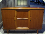 Serveringsskåp eller
sideboard teak och ek med fräst dekor på
dörrarna
