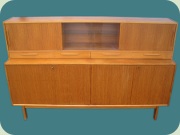 Sideboard i teak,
hyllöverdel med skjutdörrar och vitrindel.
Ajfa Möbelfabrik, 50-tal eller 60-tal