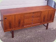 Sideboard i jakaranda
med skjutdörrar och lådor, 60-tal
