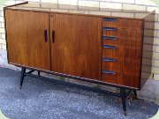 Sideboard i jakaranda
med svarta, snedställda ben och sneda
lådgrepp, 60-tal