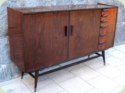 Sideboard linneskåp
buffet 60-tal med snedställda ben och 6 lådor
med sneda handtag