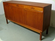 Sideboard i teak med
                          skåp och 3 lådor, 50-tal eller 60-tal