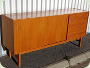 Sideboard 60-tal teak
                          skjutdörrar 5 lådor