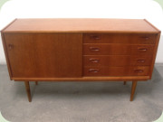Sideboard teak lådor
och skjutdörr dansk design från Dammand og
Rasmussen Aarhus kring 1960