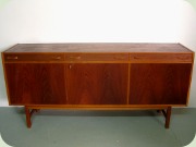 Sideboard teak med 3
skåp och 3 lådor varav en filtklädd för
bestick Ulferts Tibro 60-tal