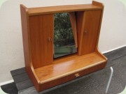 Spegelskåp i teak med
svängbar spegel, kan hängas på väggen eller
ställas på ett sminkbord, 60-tal